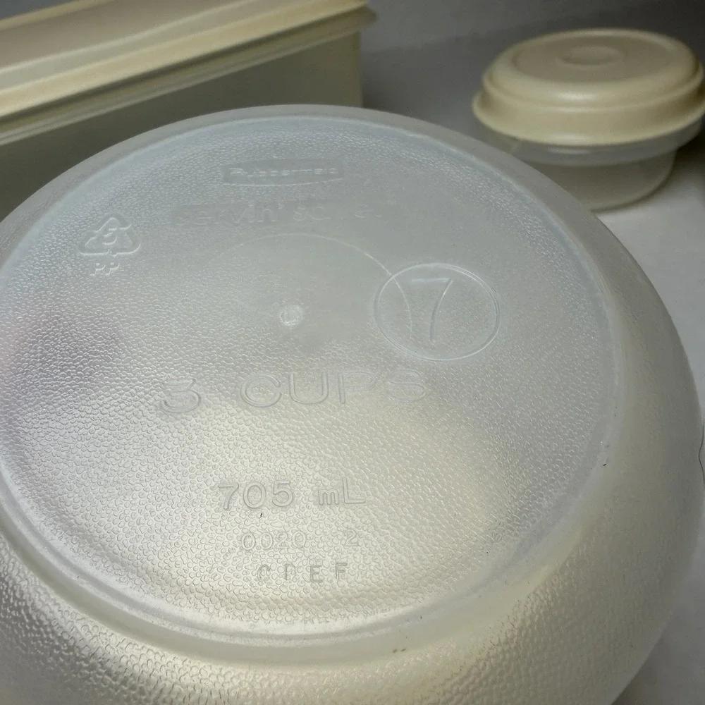 Rubbermaid Servin' Saver Storage Containers Almond Lids Lot Of 5 Vintage